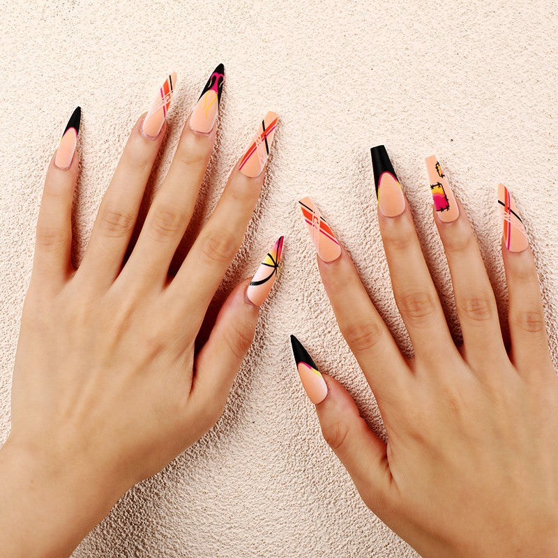 Kreatives Kunstnagelset mit farbenfrohen Designs Brehn