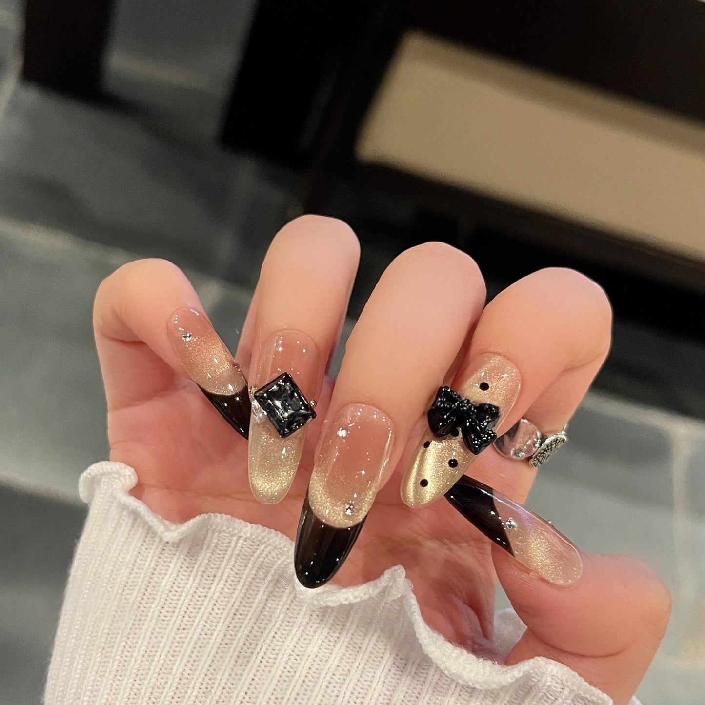 Elegante Kunstnägel mit Schleifen- und Strassdesign Brehn