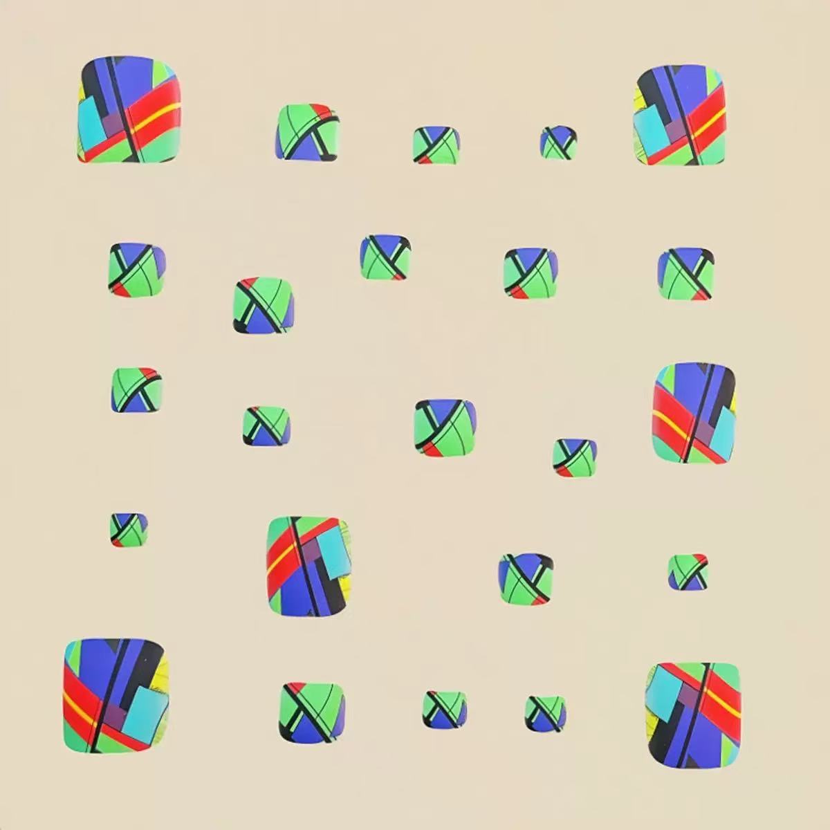 Kreatives Fußnageldesign mit modernen geometrischen Mustern und goldenen Akzenten Brehn