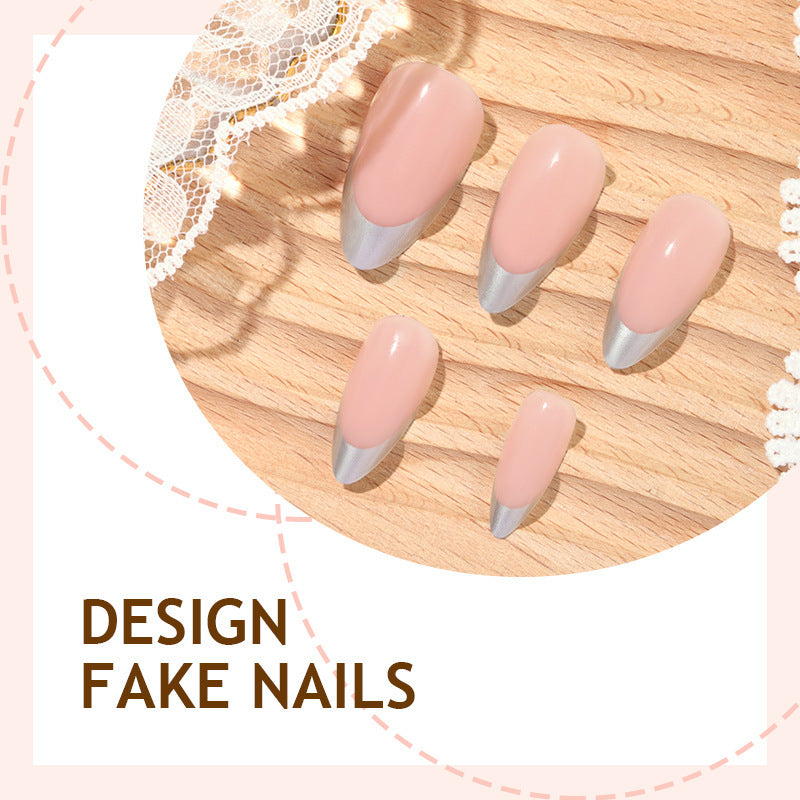 Kunstnagelset mit modernem French-Tip-Design Brehn