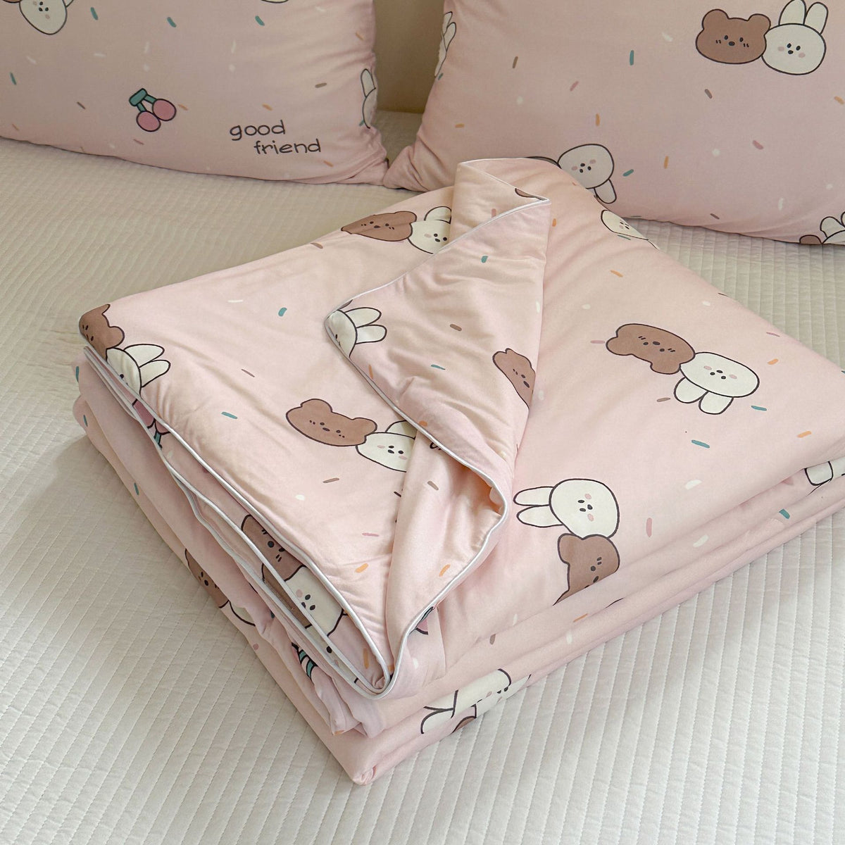 Kinder-Bettwäscheset mit niedlichen Tiermotiven und gesteppter Decke