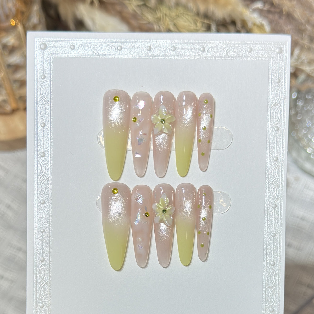 Elegantes langes Stiletto Press-On Nagelkunstset mit floralen Akzenten Brehn