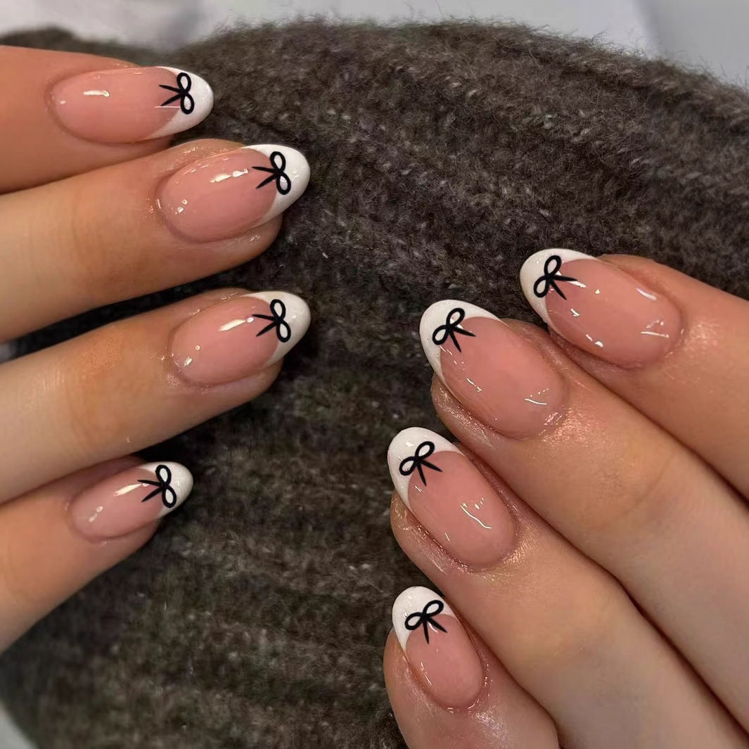 Kunstnägel mit eleganten Schleifen und Hochglanz-Oberfläche Brehn