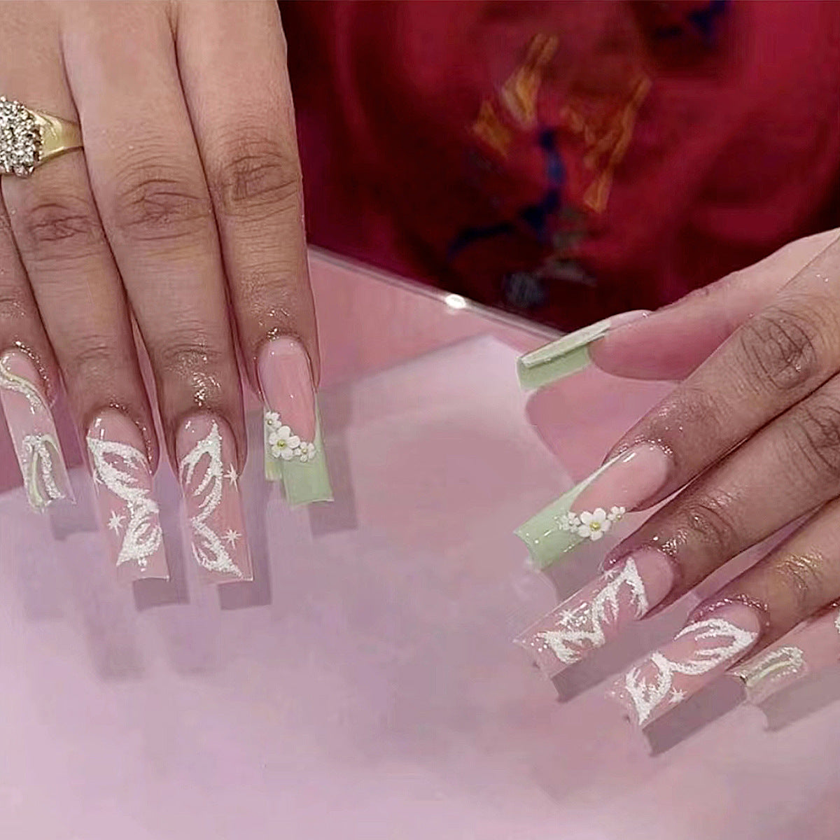Elegante Kunstnägel mit floralen Designs Brehn