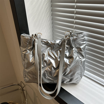 Stylische gepolsterte Nylon-Schultertasche