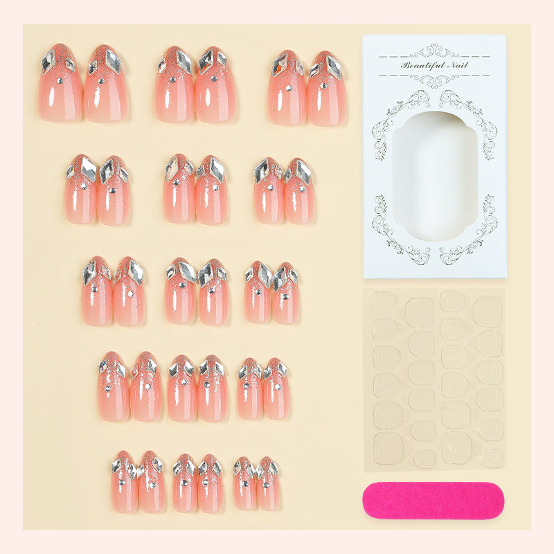 Dekorativer Druck-Nagelset mit eleganten silbernen Akzenten Brehn