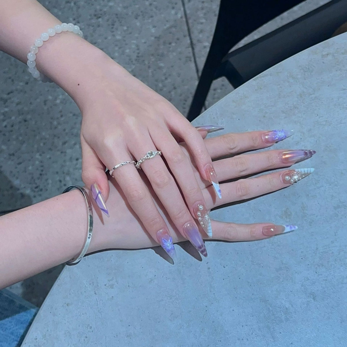 Künstlerisches Stiletto Press-On Nageldesign-Set mit floralen Elementen Brehn