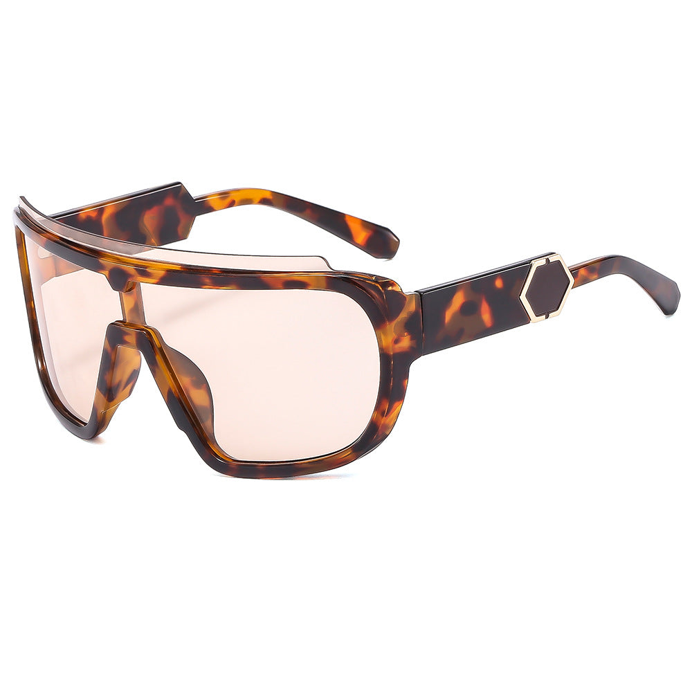 Damen sportive Sonnenbrille mit futuristischem Design und breiter Front Brehn