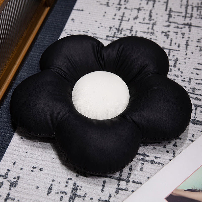 Gepolstertes Sitzkissen in Blumenform mit Kunstleder‑Mittelstück und flauschiger Randpolsterung