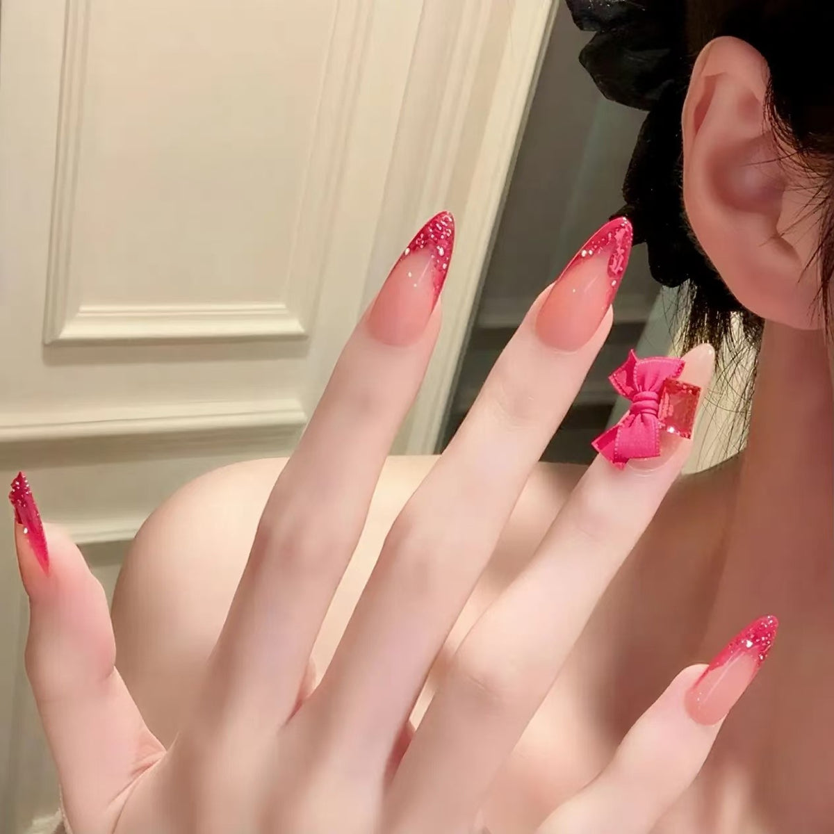 Elegante Stiletto-Nagelverlängerungen mit Strassakzenten