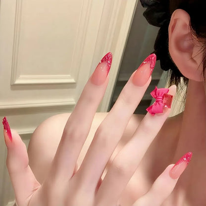 Elegante Stiletto-Nagelverlängerungen mit Strassakzenten