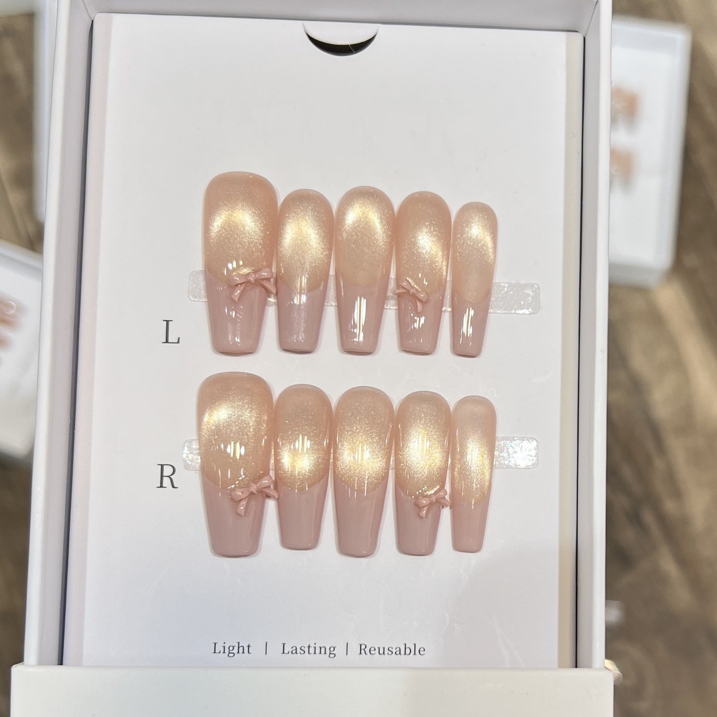 Wiederverwendbares Press-On-Nagelset mit eleganten Schleifenakzenten Brehn
