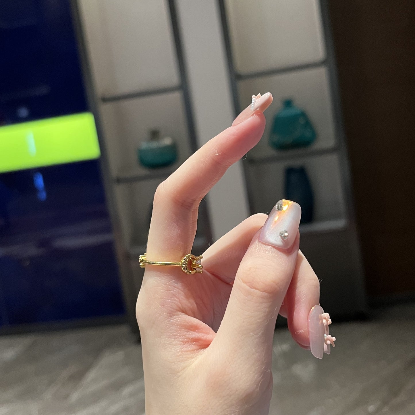 Dekorativer Press-on-Nagelkunst-Set mit künstlerischem Bogen und Perlenakzenten Brehn