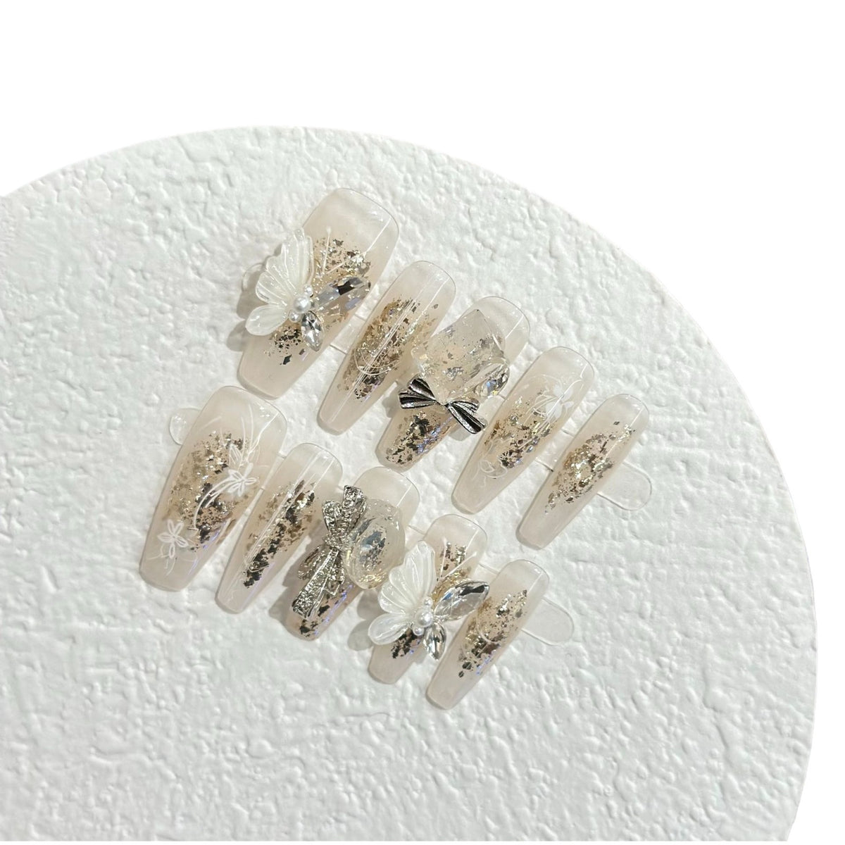 Künstlerisches Press-On Nagelset mit Schmetterling- und Blumenakzenten