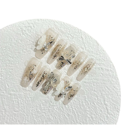 Künstlerisches Press-On Nagelset mit Schmetterling- und Blumenakzenten
