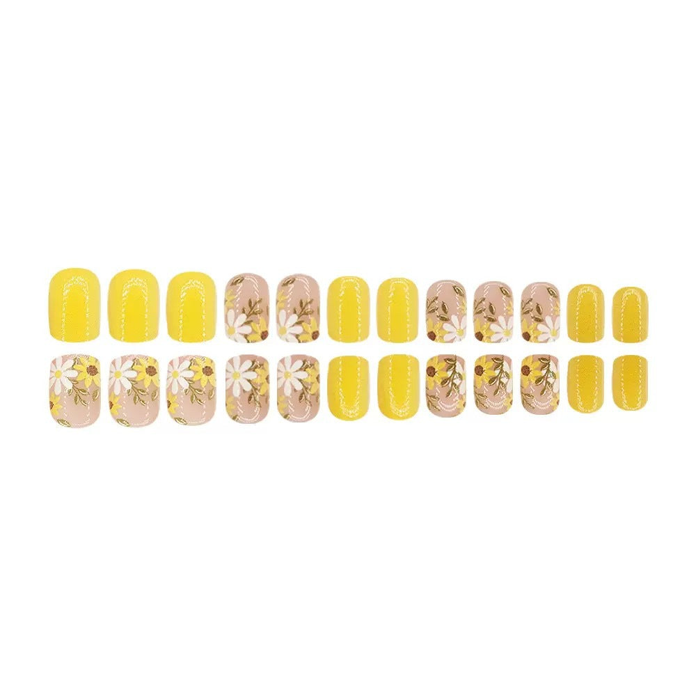 Kreatives Nageldesign-Set mit floralen Akzenten Brehn