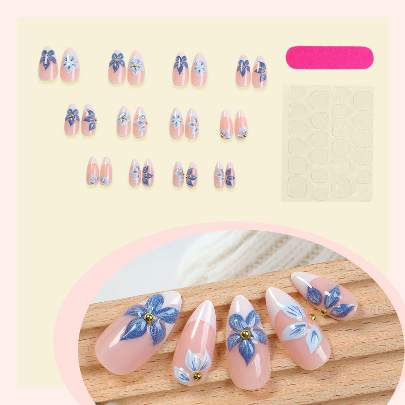 Kreatives Kunstnagelset mit aufwendigen Blumen-Designs Brehn