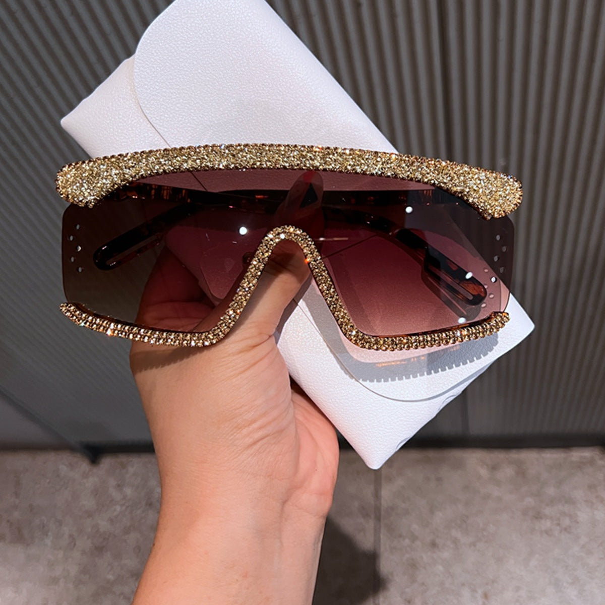 Damen Sonnenbrille mit funkelndem Strassrahmen und modernem Design Brehn