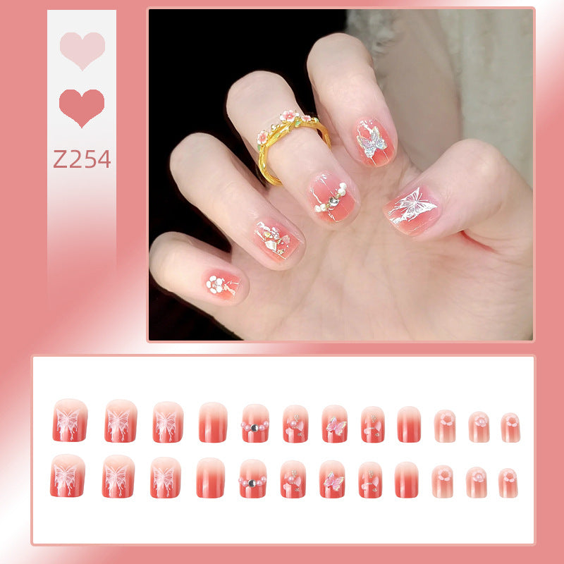 Kreatives Kunstnagelset mit floralen Verzierungen Brehn