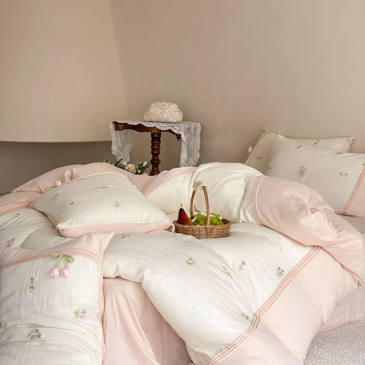 Bettwäsche-Set aus Baumwollsatin mit feiner Tulpen-Stickerei und gesteppter Tagesdecke
