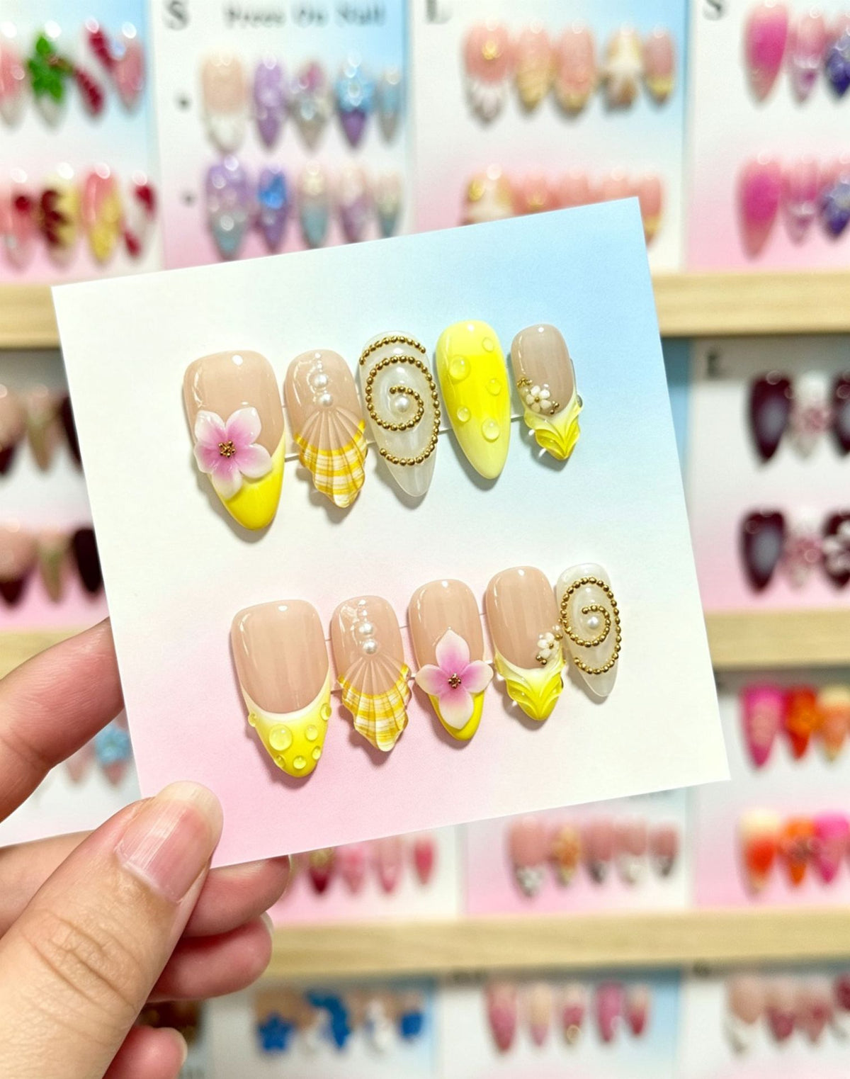 Künstlerisches Press-On Nagelkunstset mit floralen und Muscheldekoren
