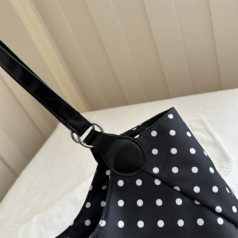 Stylische gepunktete Schultertasche