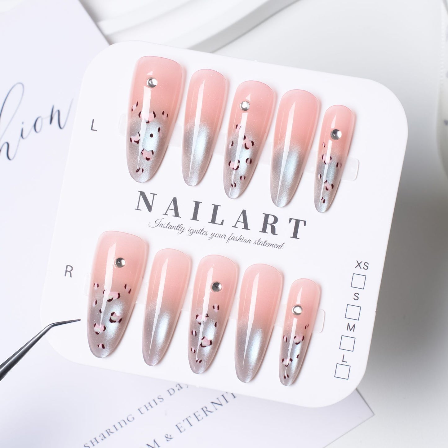 Glamouröser Press-On Nagelset mit glitzerndem holografischem Akzent Brehn