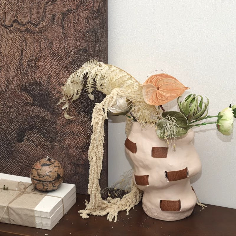 Dekorative Terrakotta-Vase mit Seilakzenten
