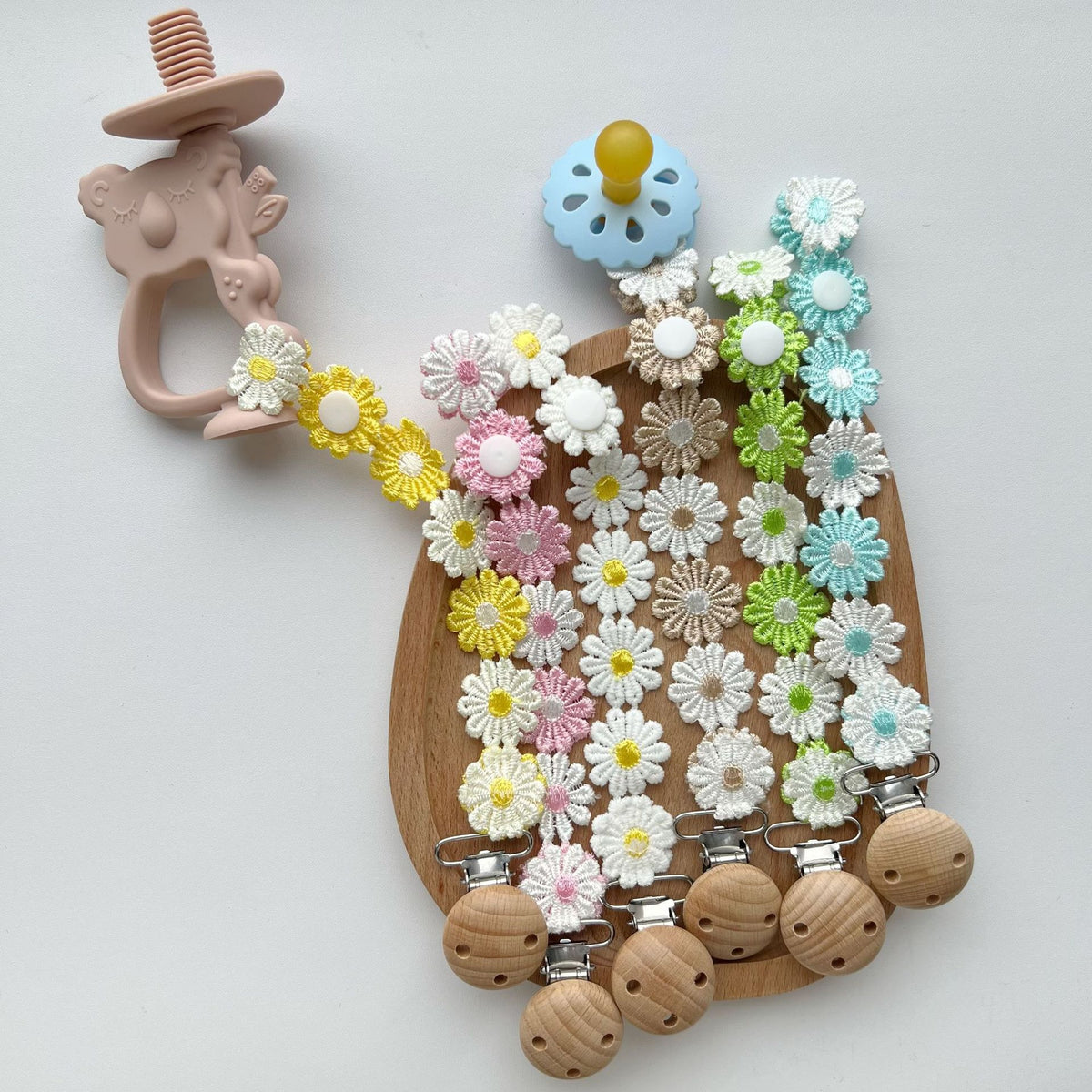 Handgemachter gehäkelter Gänseblümchen-Schnullerclip mit Holz-Sicherheitsklemme