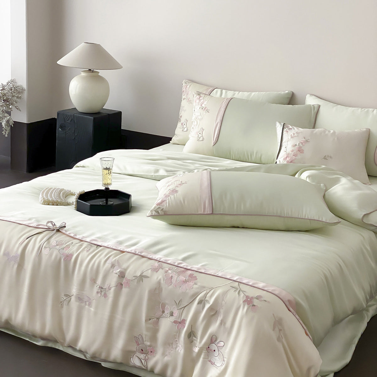 Luxe Satin-Feel Botanisch Gestickte Bettbezug-Ensemble mit Applikationshasen & Bandbindungsaum