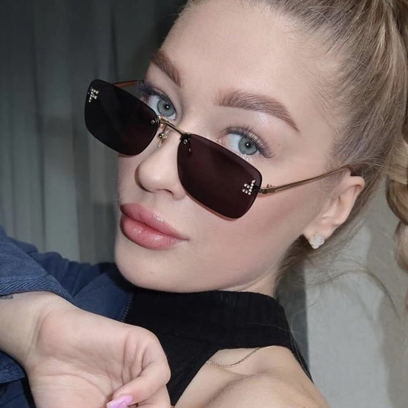 Damen quadratische Sonnenbrille mit elegantem goldenen Rahmen und stylishen Gläsern Brehn
