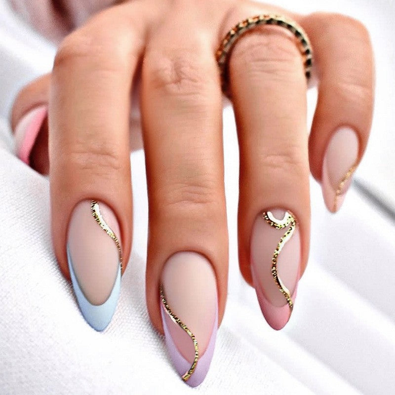 Kreatives Kunstnagelset mit Leopardenmuster und Glitzerakzenten Brehn