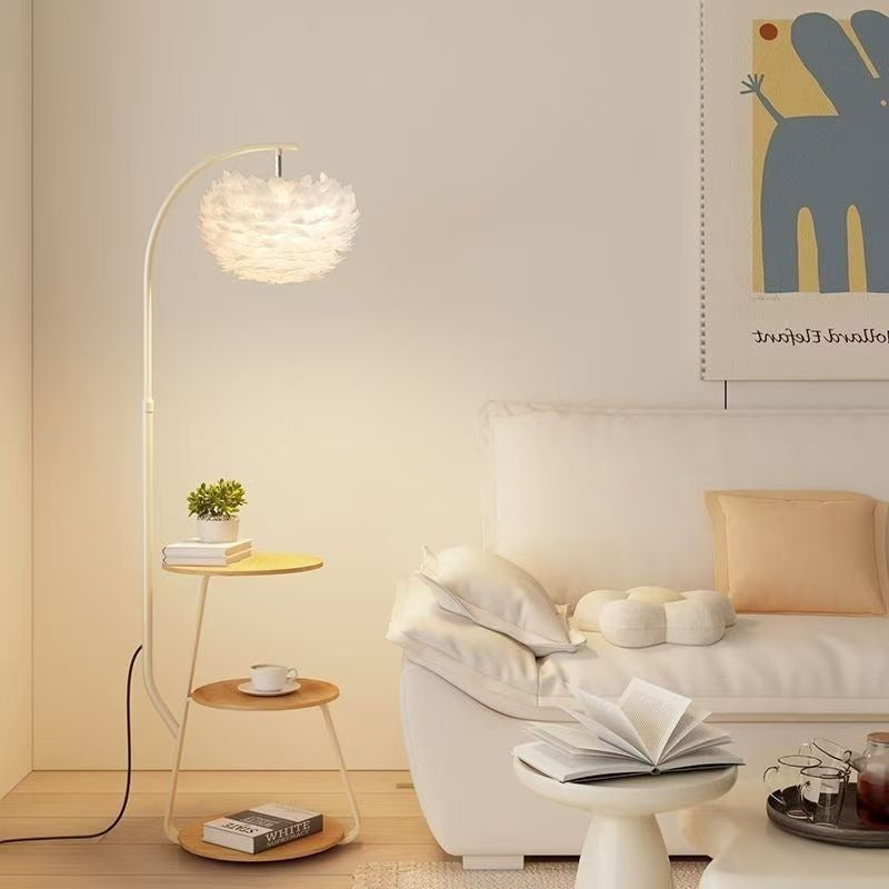 Künstlerische Stehlampe mit elegantem Federlampenschirm