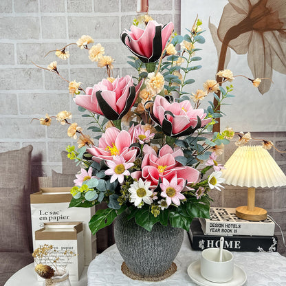 Elegantes lebensechtes Blumenarrangement für die Innendekoration