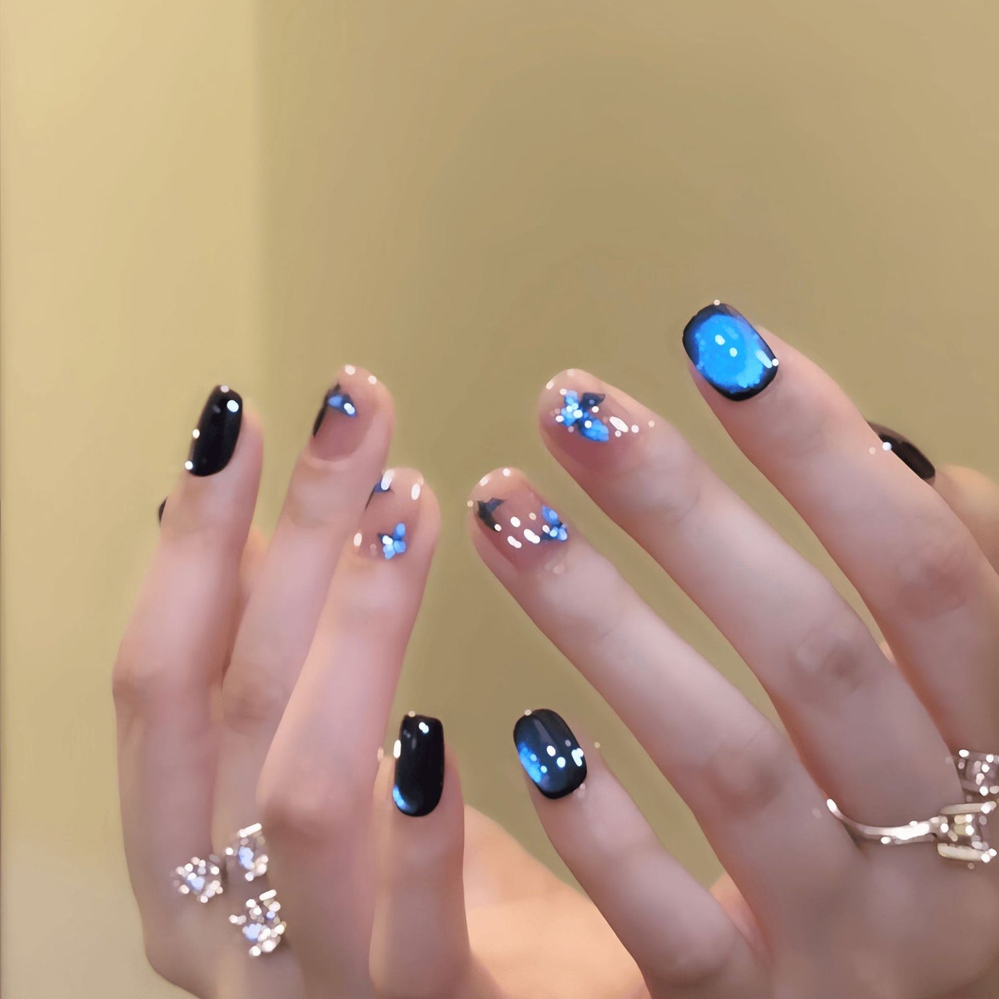 Künstliche Nail Art mit Glitzer und Blumenmotiven Brehn