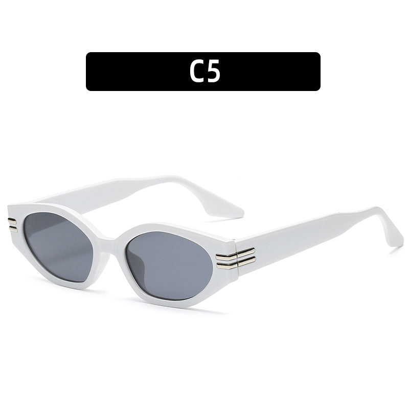 Elegante Katzenaugen-Sonnenbrille mit dekorativen Metallakzenten
