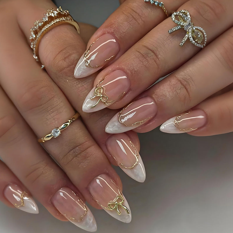 Kunstnagelset mit luxuriösen Spitzen und glamourösen Akzenten Brehn