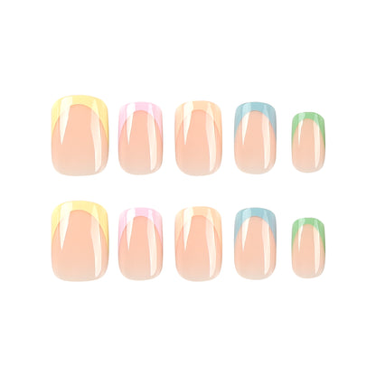 Kunstvolle Nagelverzierung mit zartem Gradient und eleganten Spitzen Brehn