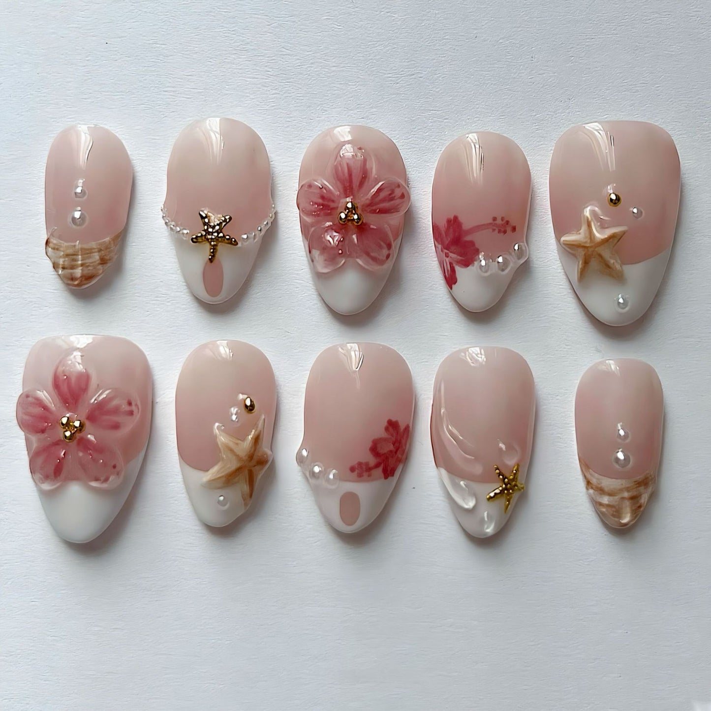 Elegante Kunstnägel mit floralen Designs und Glitzerakzenten Brehn