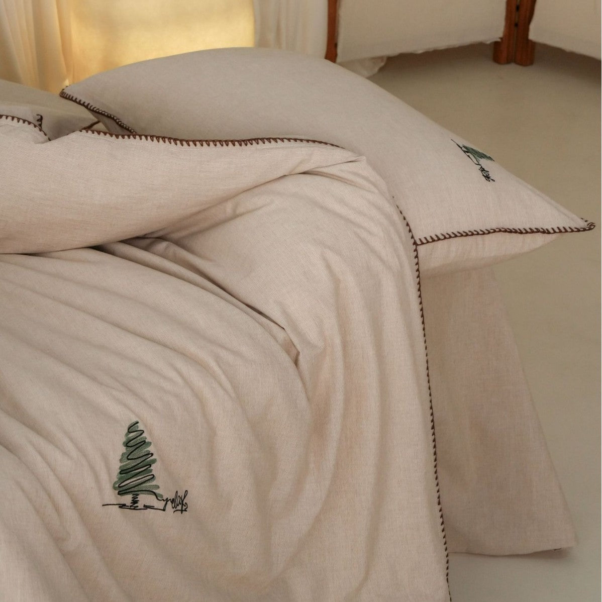 Stonewashed Baumwoll-Bettwäsche-Set mit Deckenstichkante und Mini-Baum-Stickerei
