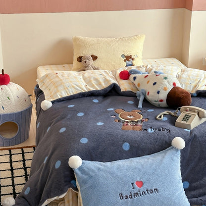 Plüsch Cartoon Katze Bettdecken Set mit gepunktetem Fleece & Pom-Pom Dekor Kissen