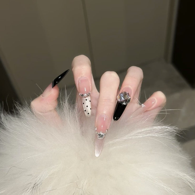 Elegante Stiletto Kunstnägel mit Funkelnden Strassdetails Brehn