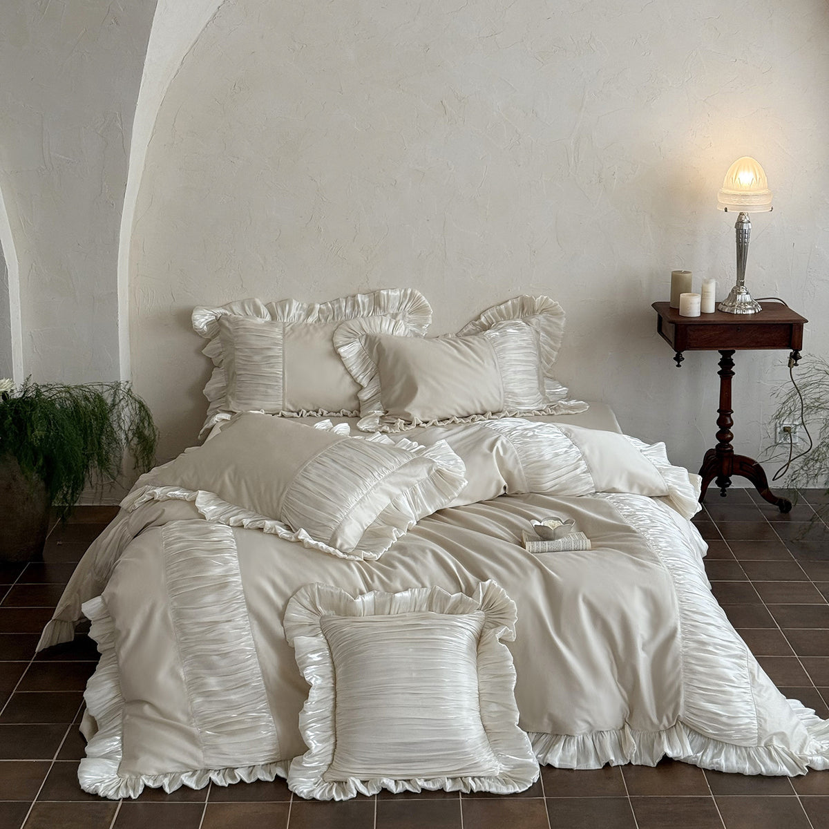 Elegantes Satin-Bettwäsche-Set mit plissierten Einsätzen, Volantkanten und Zierkissen Brehn