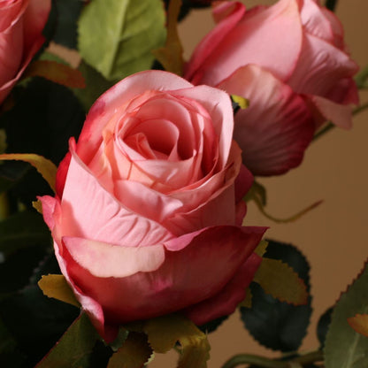 Lebensechte Rosenblumenarrangement