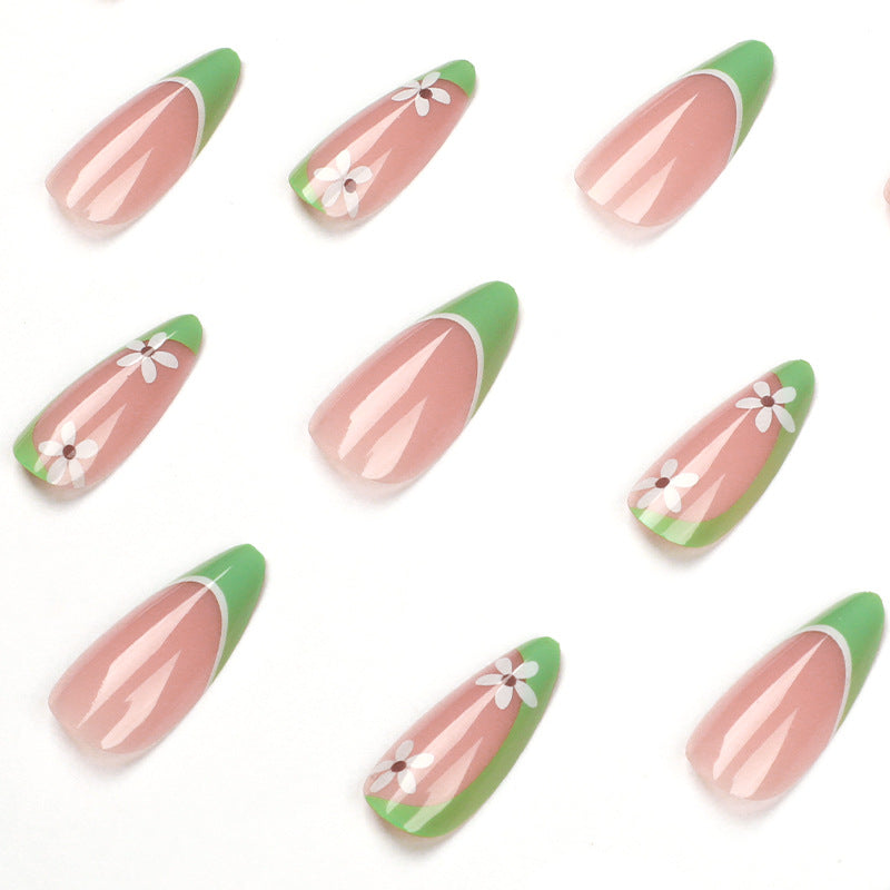 Kunstvolle Nagelkunst mit floralen Details Brehn