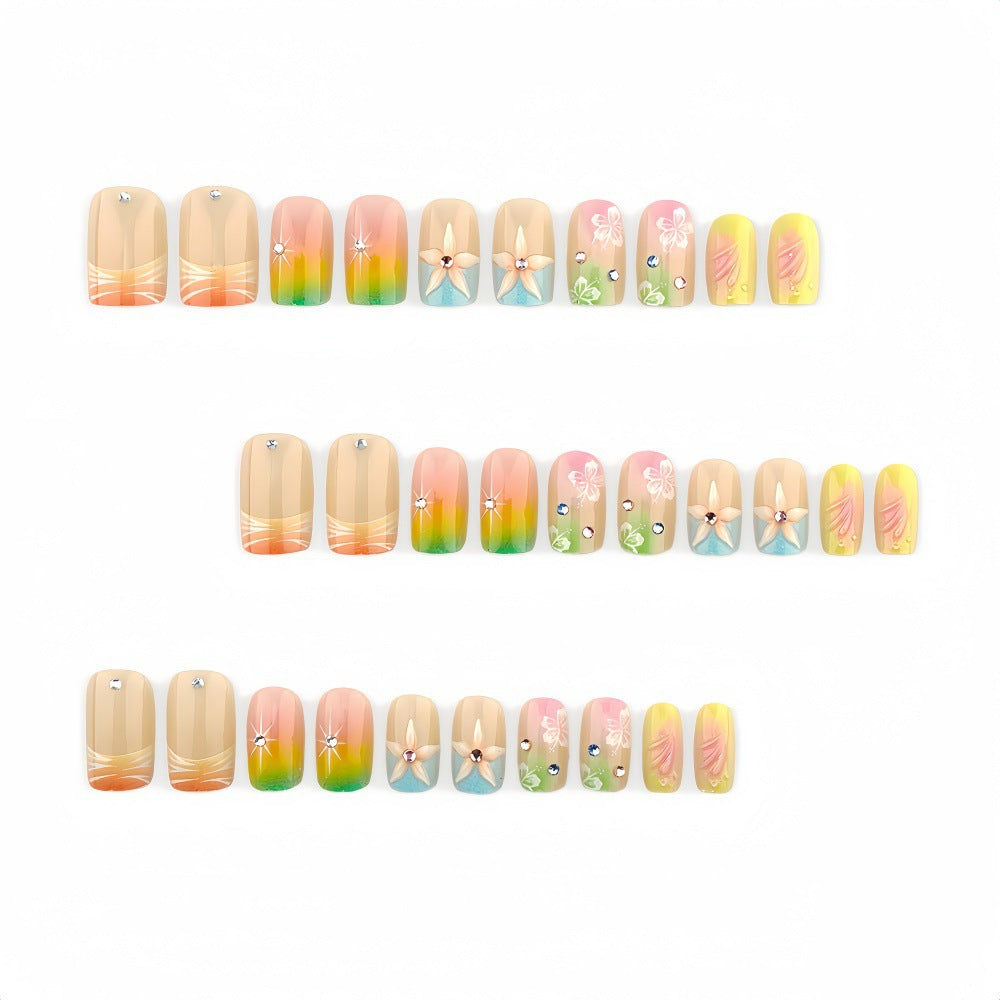 Kunstvolle Nagelspitzen mit Floralen Akzenten Brehn