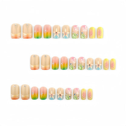 Kunstvolle Nagelspitzen mit Floralen Akzenten Brehn