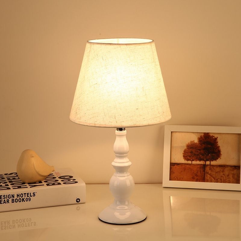 Zeitgenössische Nachttischlampe