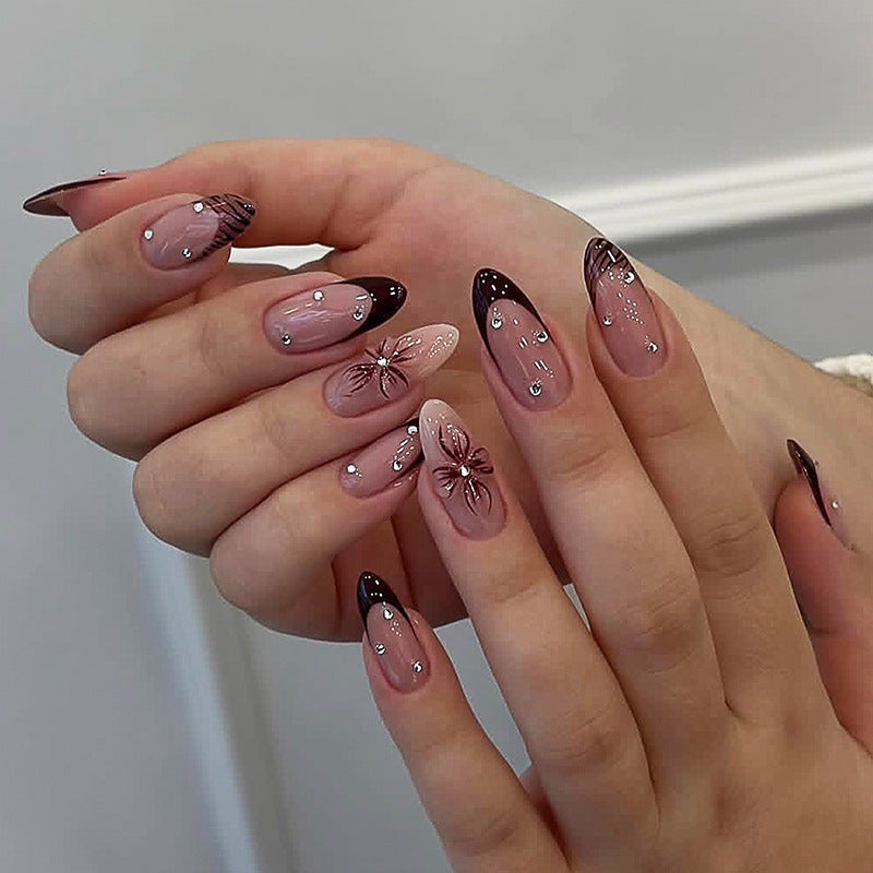 Deluxe Press-On Nagelset mit eleganten schwarzen Spitzen und Verzierungen Brehn