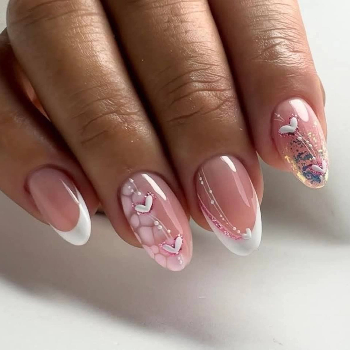 Kunstvolle Gel-Nägel mit romantischen Herzmotiven Brehn